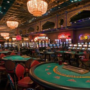 Player selecting a bingo room on 120 ph mobile interface